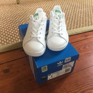 NEW w/ BOX Adidas Stan Smith Sneakers Youth Size 3
